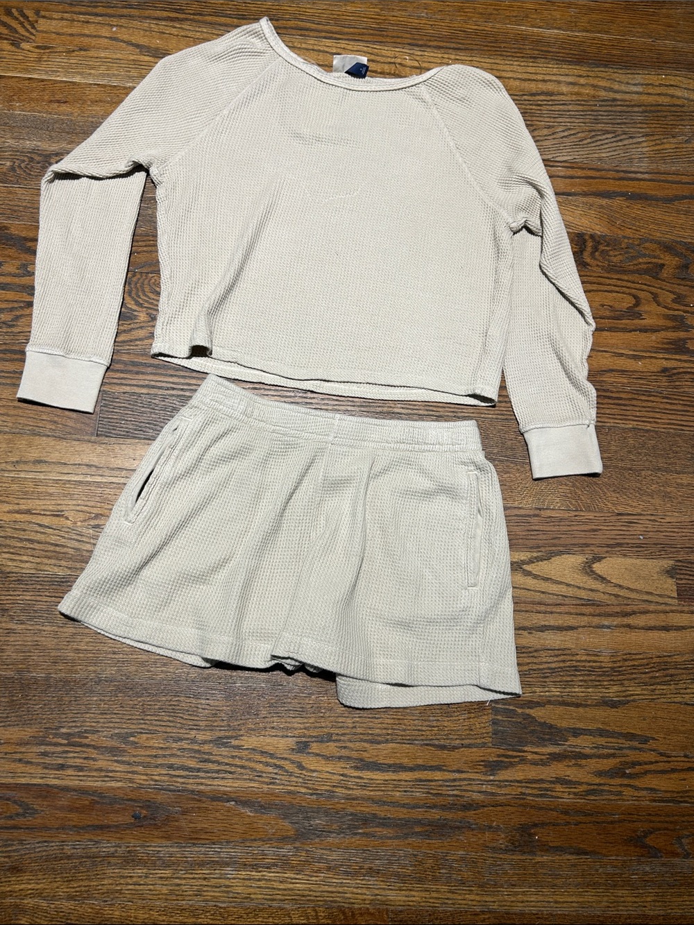 Long Sleeve Waffle Scoop
Neck T-Shirt Tan